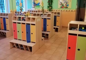 Szatnia. Indywidualne kolorowe szafki na odzież. Na ścianie dekoracja wiosenna