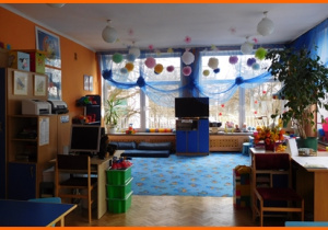 Sala przedszkolna. Niebieskie stoliki dziecięce, zabawki