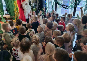 Dzieci ćwiczą razem ze św. Mikołajem.