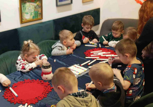 Dzieci kolorują krasnoludki.