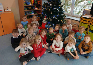 Oto my przy ubranej już choince.