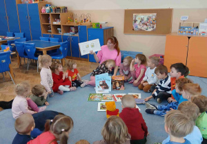 Dzieci biorą udział w zajęciach z panią z biblioteki.
