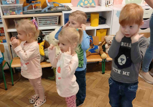 Dzieci podczas zabaw ruchowych.