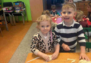 Dzieci zaczęły prace od ugniatania masy.