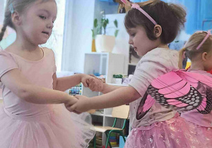 Dziewczynki tańczą w parach.