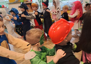 Wszyscy ustawiamy się w pociąg!