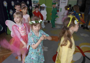 Dzieci bawią się przy muzyce.