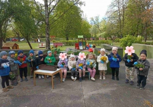 Pszczółki już gotowe do sadzenia kwiatów na przedszkolnym tarasie!