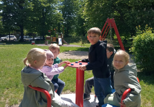 Dzieci kręcą się na karuzeli.
