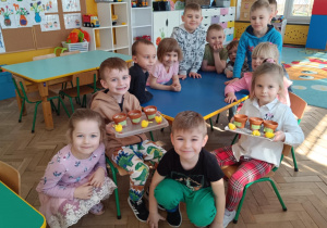 Dzieci z grupy Biedronki prezentują efekty swojej pracy.