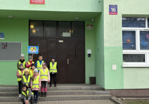 Dzieci właśnie dotarły do SP gdzie mają odbyć się zawody.