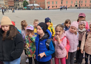 To był dzień pełen wrażeń! Dzieci w parach spacerują po rynku w Warszawie.