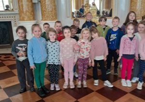 Dzieci pozują do zdjęcia na Zamku w Warszawie.