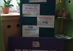 tablica ogłoszeń przedstawiająca informacje dotyczące wygranych w konkursie