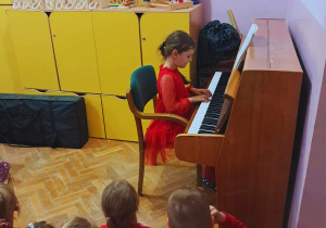Stefania gra na pianinie wspaniały koncert.