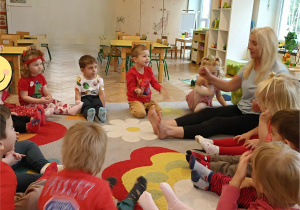 Dzieci biorą udział w gimnastyce z Panią Jolą.