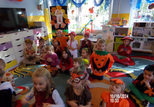 Przedszkolaki na dywanie czekają na ogłoszenie konkursu.