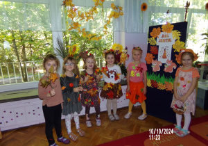 Dziewczynki prezentują swoje stroje przy dekoracji.