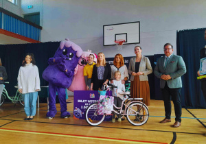 Uroczyste wręczenie nagród, gdzie Zuzia z grupy Żabek otrzymała indywidualną nagrodę za I miejsce, wspaniały, różowy rower.