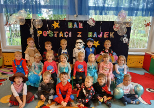 Dzieci całą grupą pozują do zdjęć.