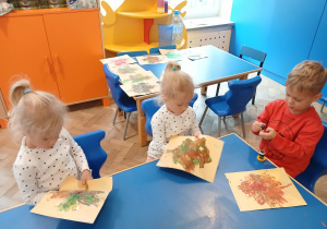 Dzieci świetnie się bawią podczas zajęć.