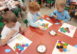 Chłopcy w skupieniu wykonują swoje prace.