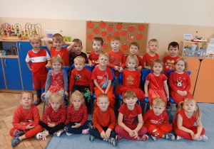 Dzieci z grupy Motylków pozują do zdjęcia.