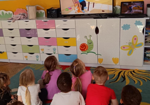 Dzieci oglądają film edukacyjny odnośnie emocji.