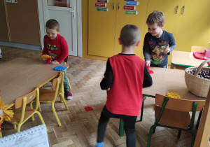 Dzieci świetnie się bawią podczas zabawy.