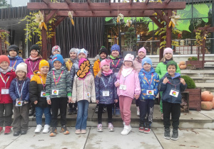 Dzieci pozują przed wejściem do łódzkiego Orientarium.