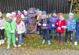 Mrówki pozują przy rzeźbie.