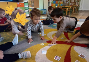 Dzieci wybierają wskazane kształty i wyszukują ich w przedmiotach znajdujących się w sali przedszkolnej.