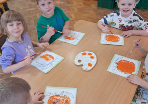 Dzieci świetnie się bawią podczas wykonywania pracy plastycznej.