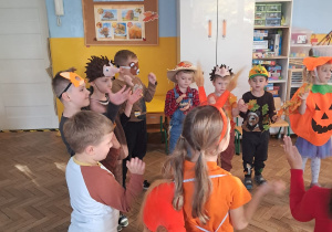 Dzieci tańczą przy muzyce.