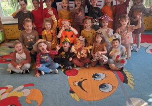 Dzieci z grupy Żabek prezentują się pięknie w jesiennych strojach.