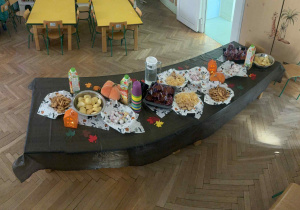 Taki oto drobny poczęstunek czekał na uczestników balu.