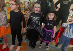 Dziewczynki biorą udział w konkursach.