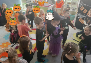 Dzieci świetnie bawią się na balu!