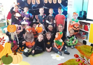 Grupa Biedronek pozuje do zdjęcia.