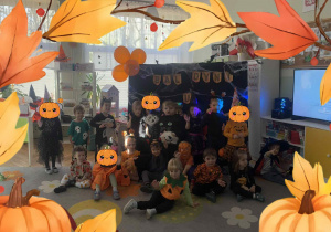 Dzieci z grupy Pszczółek pozują do zdjęcia.