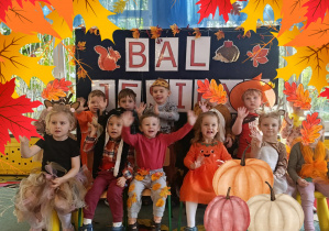 Pszczółki pozują do zdjęcia.