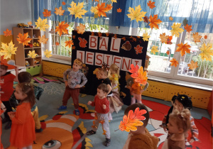 Dzieci bawią się przy muzyce.