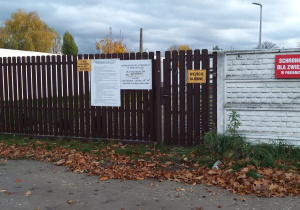 Wejście główne do schroniska dla zwierząt w Pabianicach.