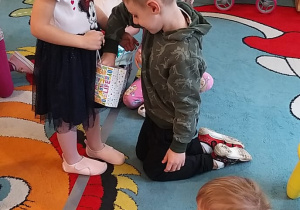 Chłopiec składa Oli życzenia urodzinowe.