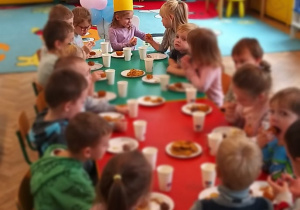 Dzieci świętują urodziny Hani przy stoliku.