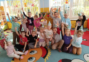 Dzieciz grupy Biedronek świętują urodziny kolegi i przekazują mu moc życzeń!