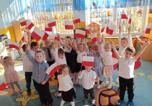 Biedronki prezentują swoje flagi.