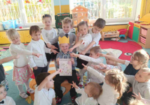 Dzieci wskazują na jubilata.