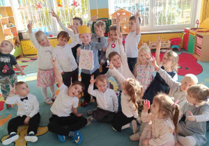 Dzieci świetnie się bawią.