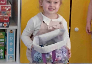 Nela w koronie świętuje swoje urodziny.